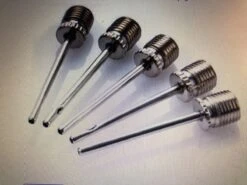 Merkloos Opblaasventiel Set Van 5 Naalden Voor De Ballenpomp.